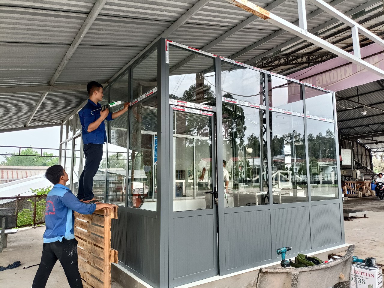 Vách kính 10ly cường lực Bình Dương
